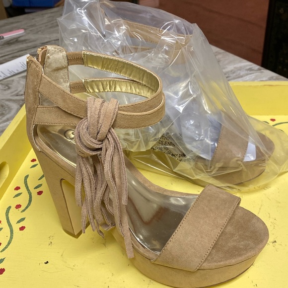 Ladies tan high heel suede shoes - Picture 1 of 6